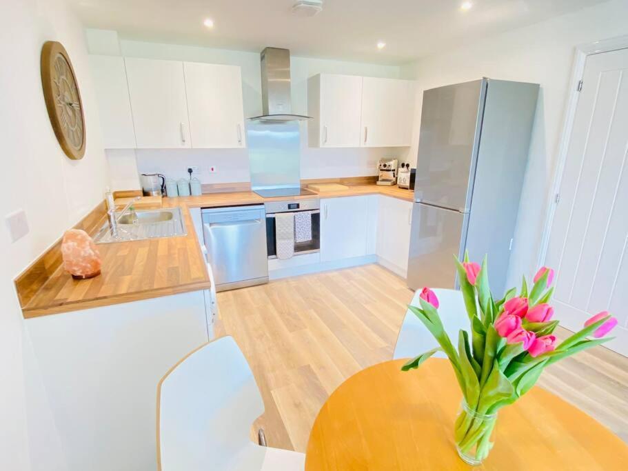 Beautiful, Brand New Apartment! Челтнъм Екстериор снимка