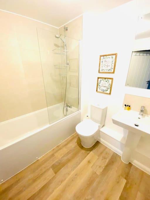 Beautiful, Brand New Apartment! Челтнъм Екстериор снимка