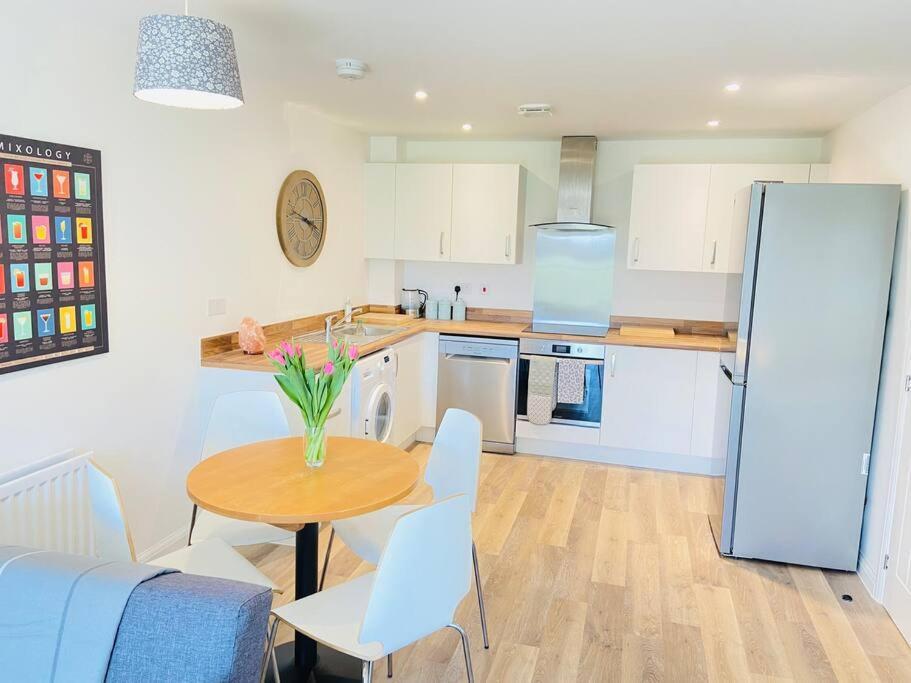 Beautiful, Brand New Apartment! Челтнъм Екстериор снимка