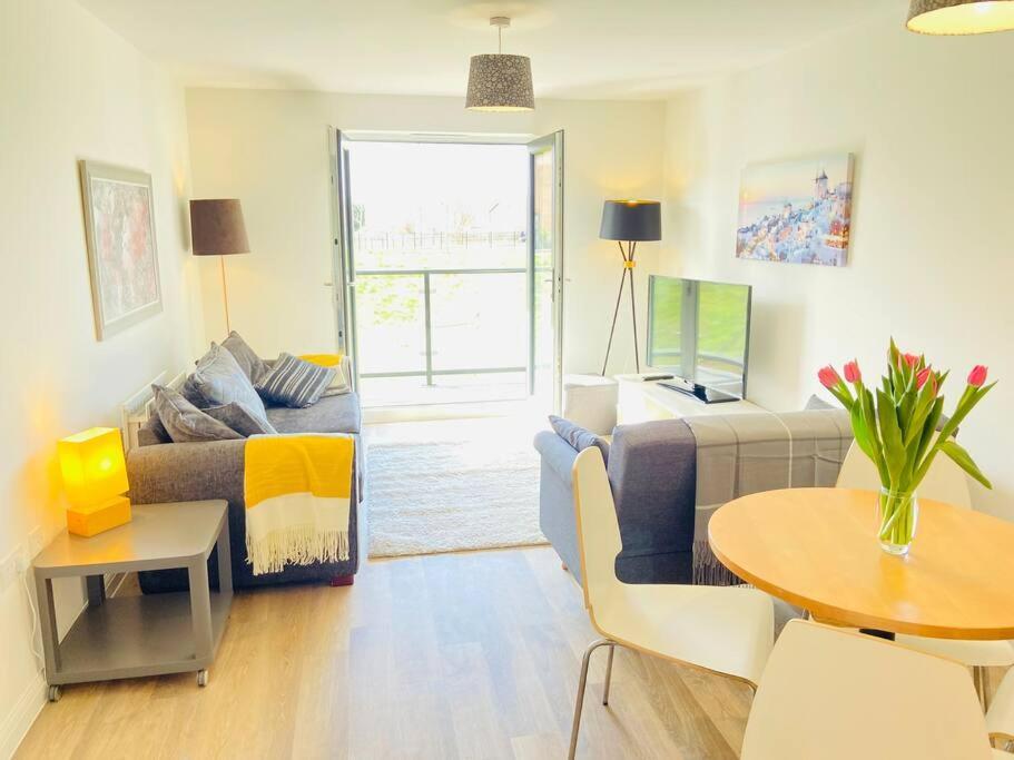 Beautiful, Brand New Apartment! Челтнъм Екстериор снимка