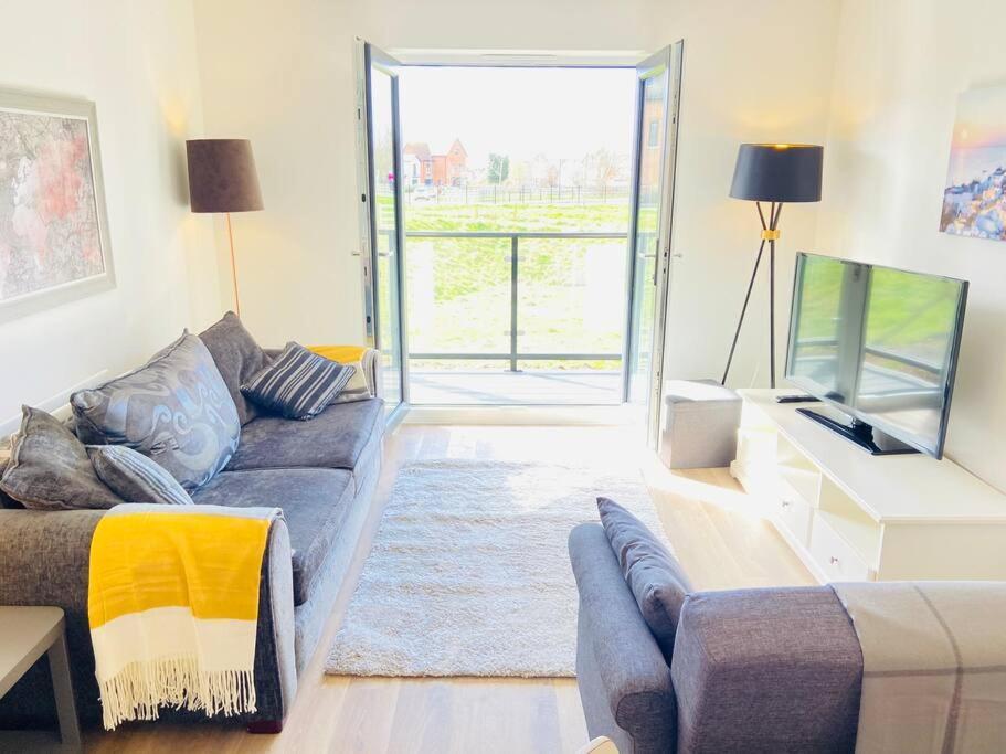 Beautiful, Brand New Apartment! Челтнъм Екстериор снимка