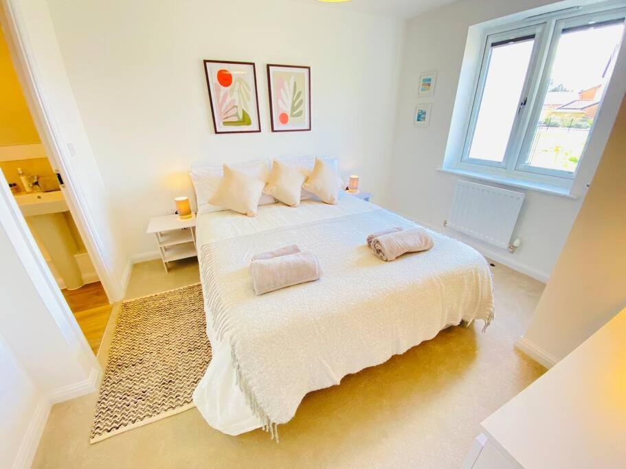 Beautiful, Brand New Apartment! Челтнъм Екстериор снимка